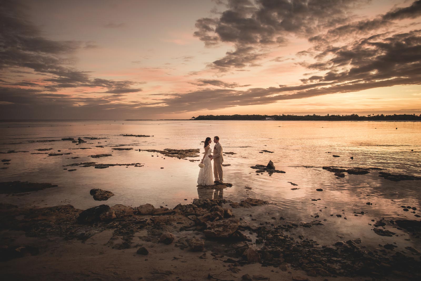 075-wedding-barcelo-maya-beach-sunset-photoshoot-bride-groom